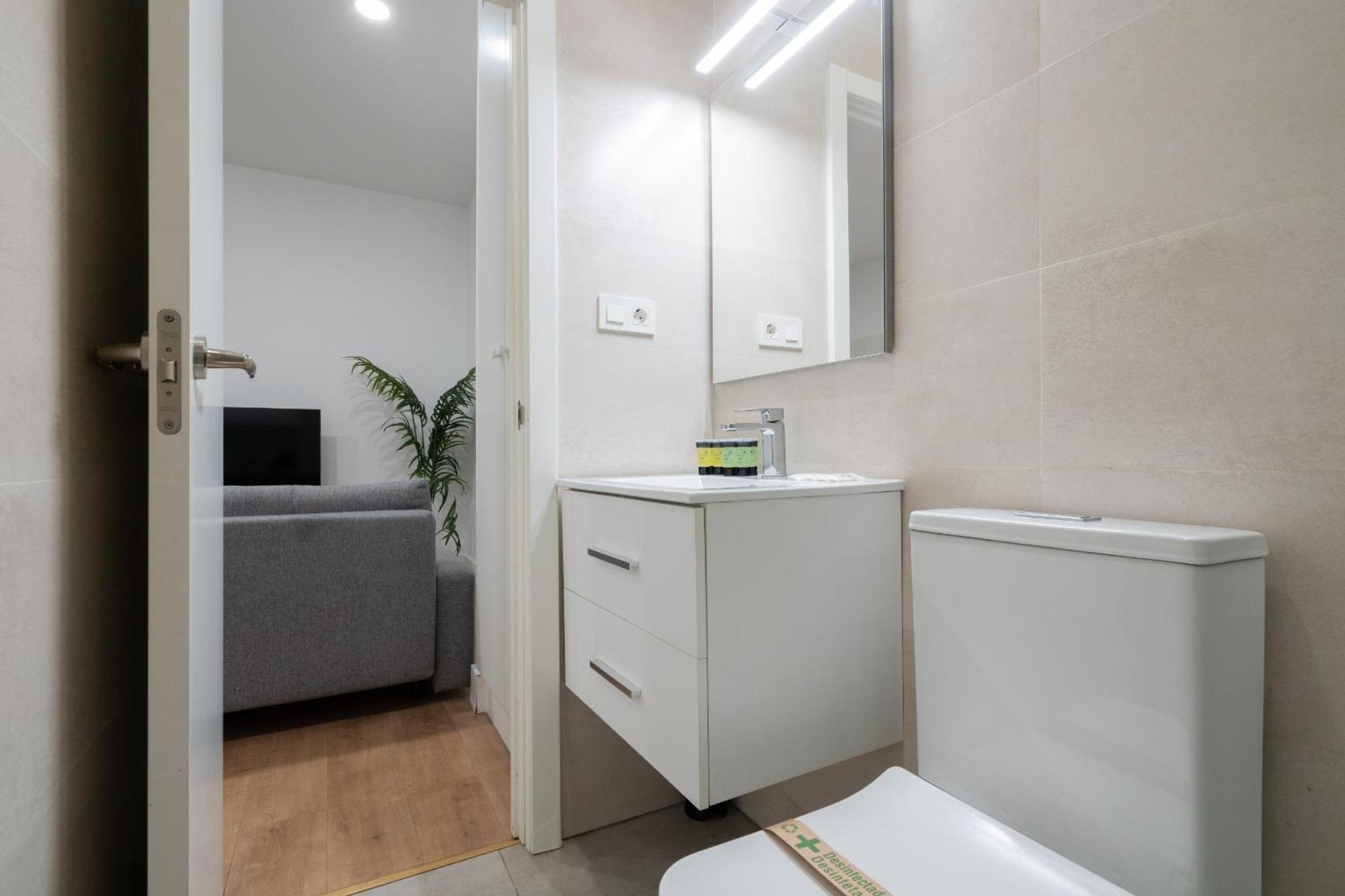 Apartamentos Reformados En Metro Pacifico Alquiler Temporal Madrid Esterno foto